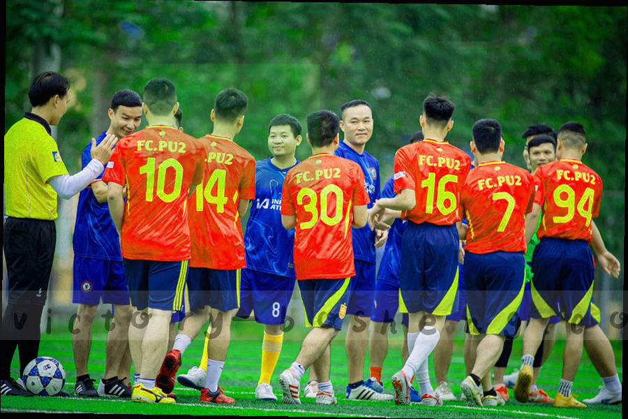 三个方框用细箭头依次连接，中间的方框以信号橙高亮，每个方框上方标有等宽数字编号
