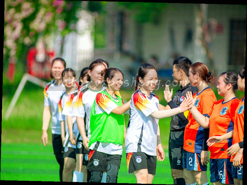 抽象几何封面，左侧密集排列小方块、右侧稀疏大方块，中间由一条橙线分隔